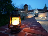 Friedensburg am Abend - Laterne auf der Burgbrücke