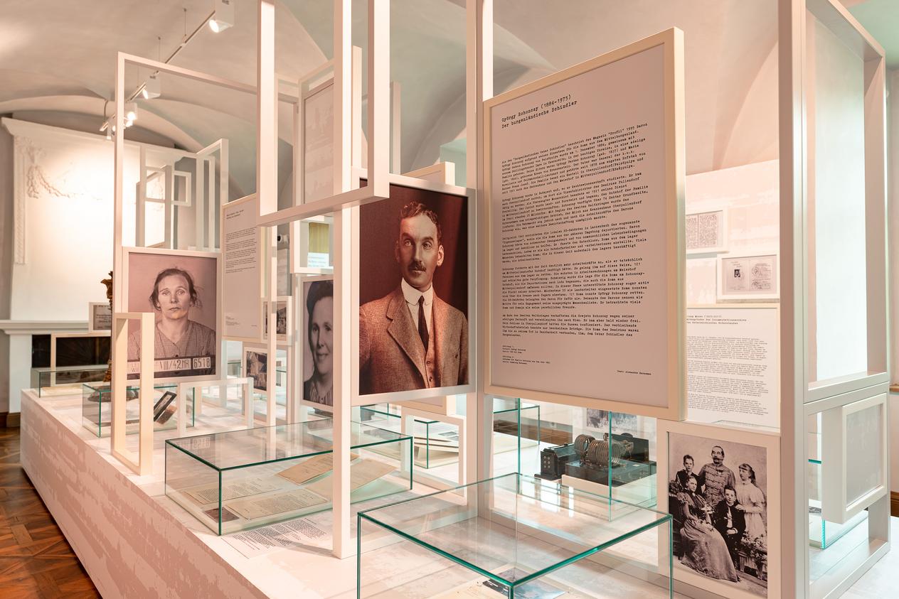 Ausstellungsraum mit Informationstafeln zu Lebensläufen während des nationalsozialistischen Terrors im Burgenland