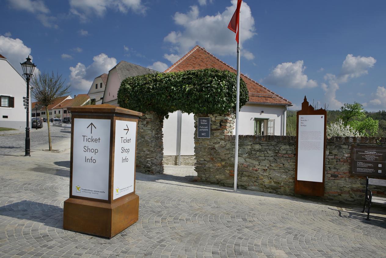 Säule vor dem Burgladen