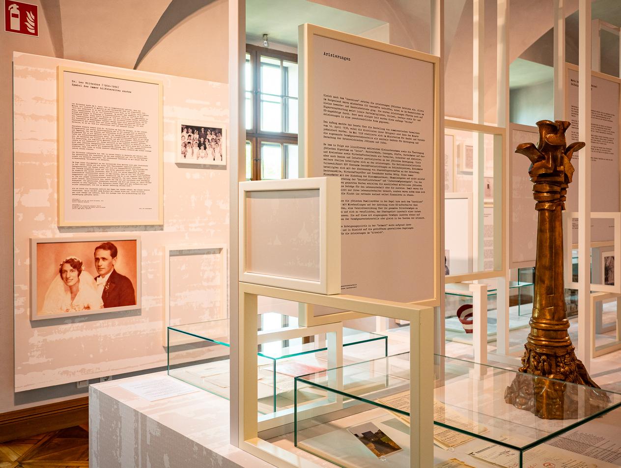 Ausstellungsraum mit Informationstafeln zu Lebensläufen während des nationalsozialistischen Terrors im Burgenland