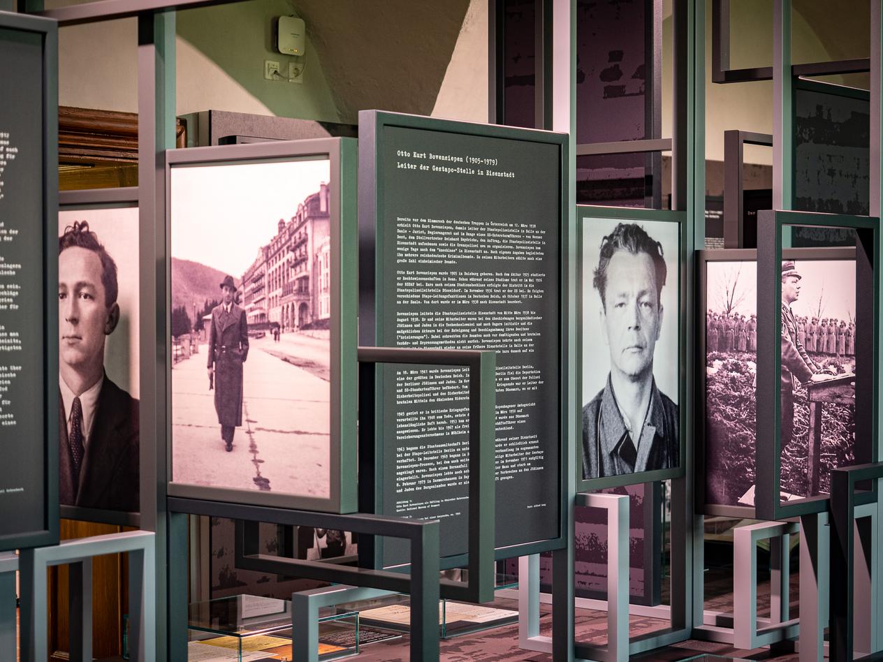 In einem Ausstellungsraum werden auf Informationstafeln Biografien von Täter:innen oder Widerständigen während des nationalsozialistischen Terrors im Burgenland vorgestellt.