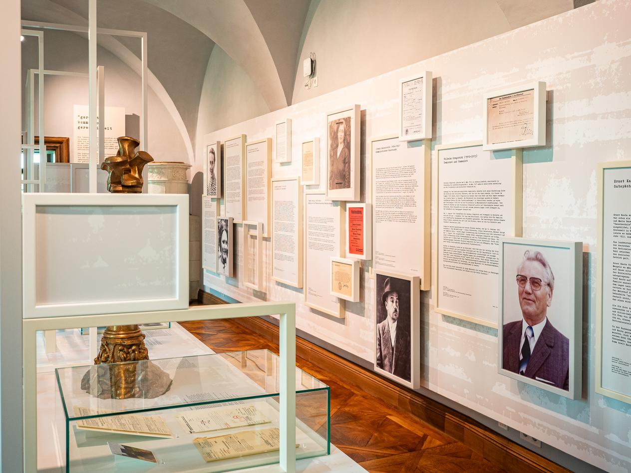 Ausstellungsraum mit Informationstafeln zu Lebensläufen während des nationalsozialistischen Terrors im Burgenland