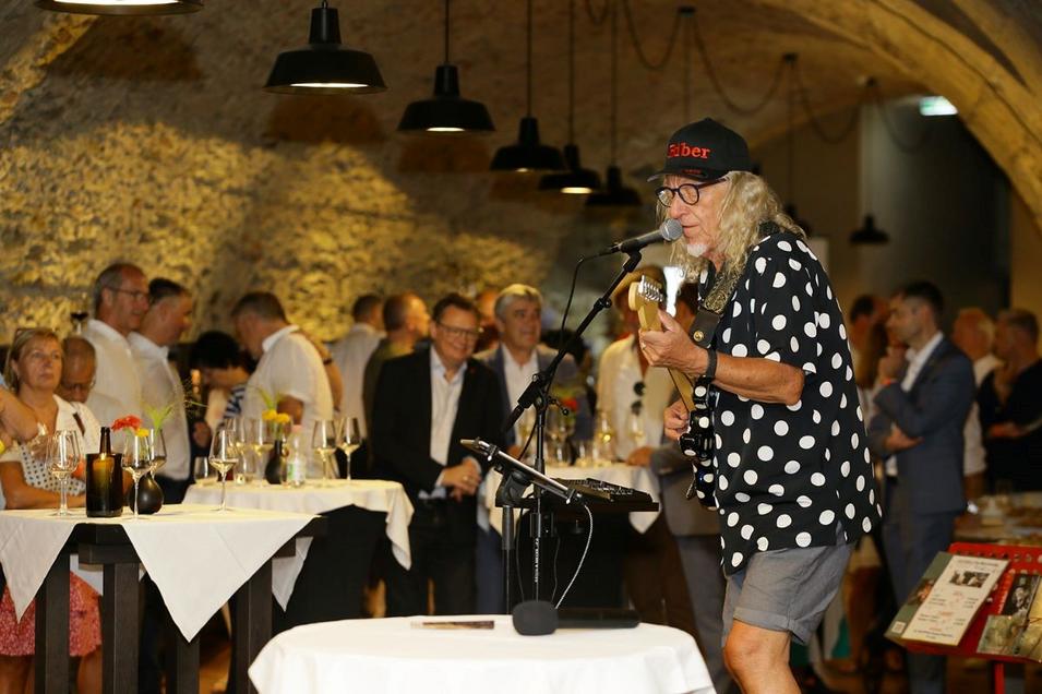 Konzert von Gitarrist und Sänger Rudi Biber in der Weinkosterei Vinothek