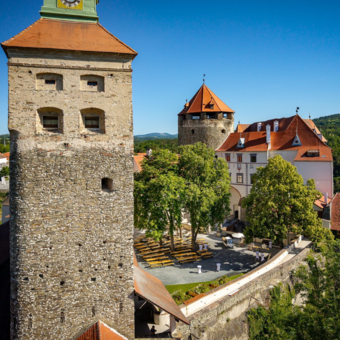 Innenhof und Turm der Friedensburg Schlaining in der Vogelperspektive