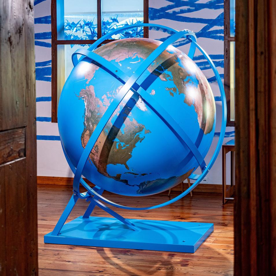 Ausstellungsraum mit großem Globus