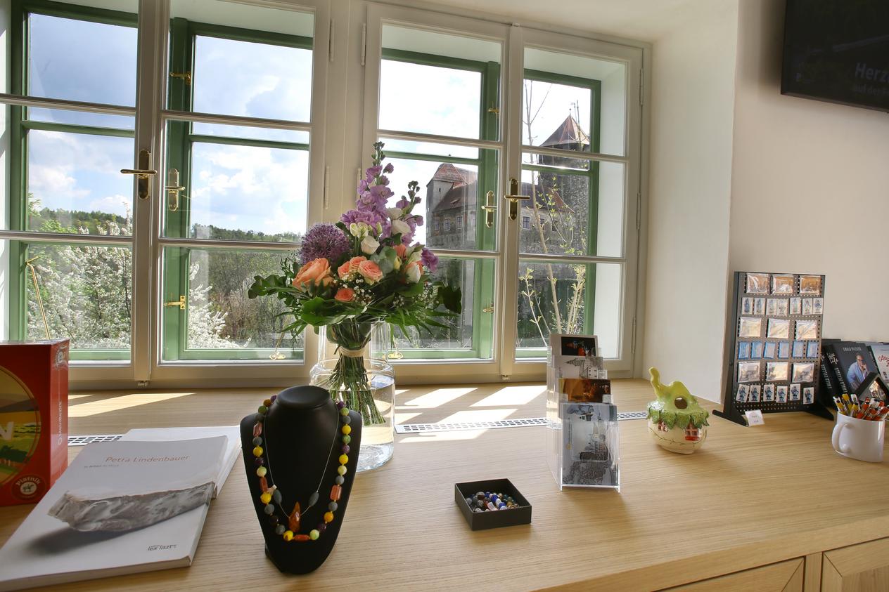 Burgladen von innen mit Blick auf die Friedensburg Schlaining