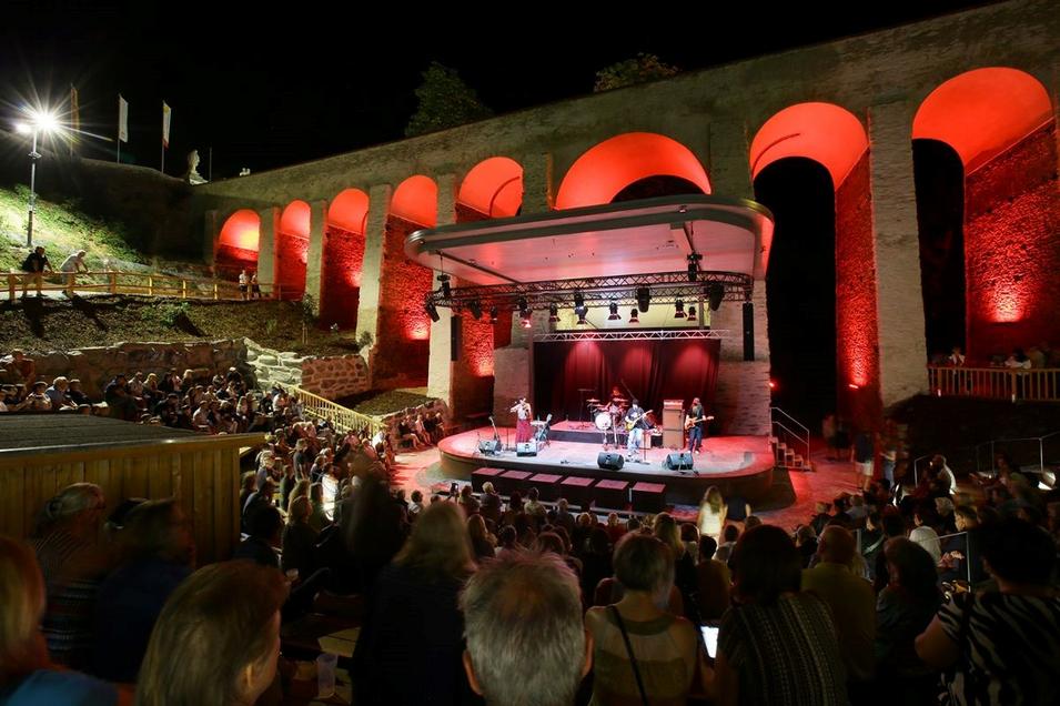 Konzertaufnahme des Blues-More-Festivals in der Burgarena Schlaining bei Nacht
