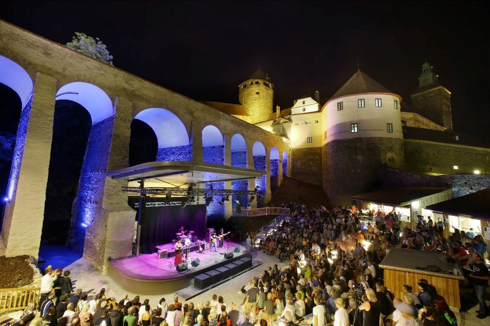 Konzertaufnahme des Blues-More-Festivals in der Burgarena Schlaining bei Nacht