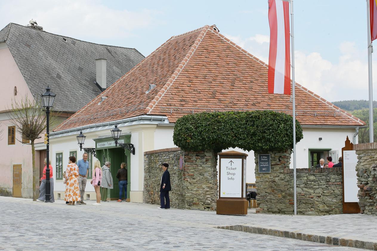 Gäste vor dem Burgladen
