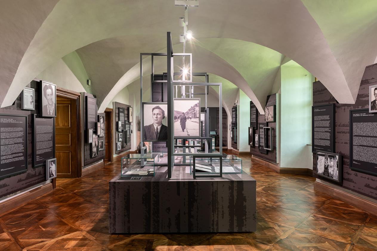 In einem Ausstellungsraum werden auf Informationstafeln Biografien von Täter:innen oder Widerständigen während des nationalsozialistischen Terrors im Burgenland vorgestellt.