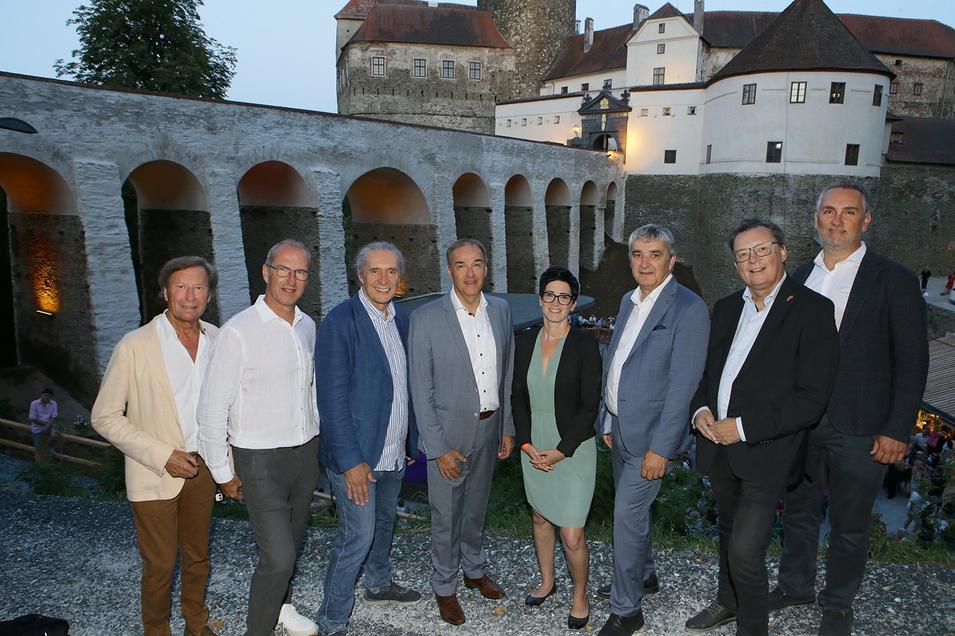 Kurt Maczek - Werner Glosl - Gerhard Krammer - Landesrat Leonhard Schneemann - Jutta Benedek - Walter Temmel - Norbert Darabos - im Hintergrund die Burgarena Schlaining